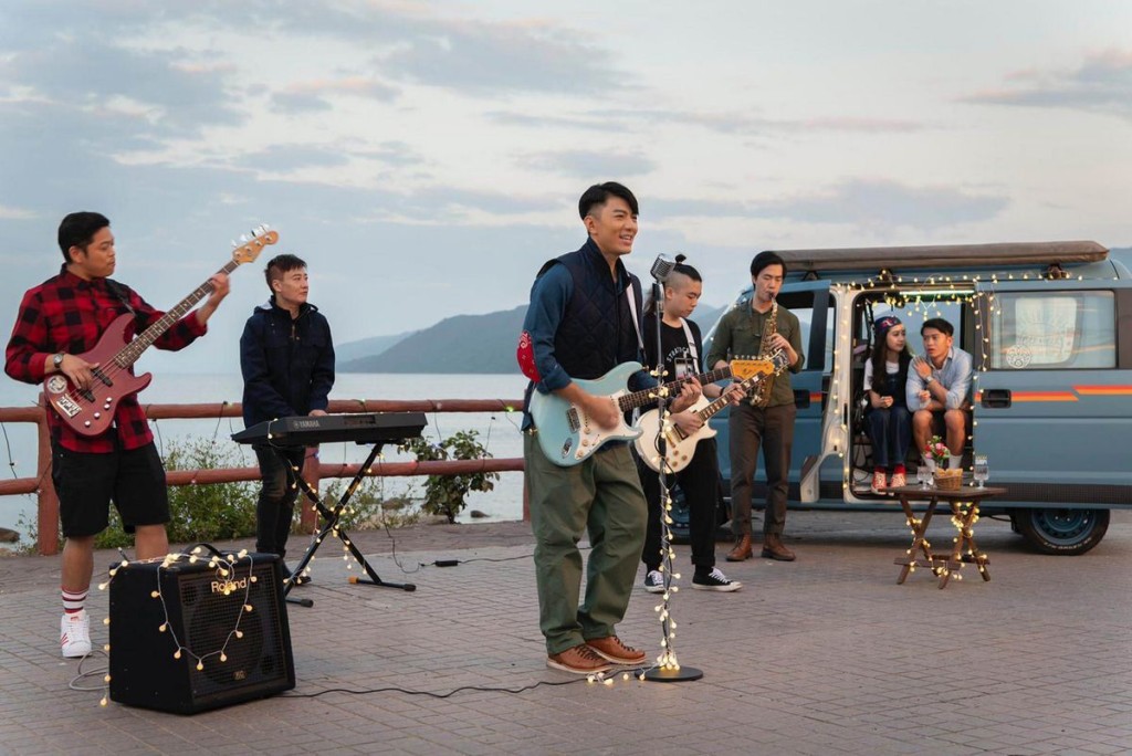 袁伟豪终于一圆歌手梦，自弹自唱过足瘾。