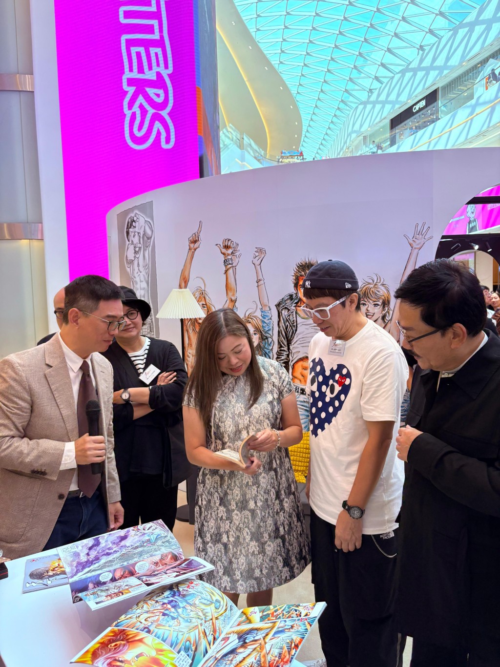 羅淑佩（中）欣賞「香港漫畫文化展」展品。政府新聞處