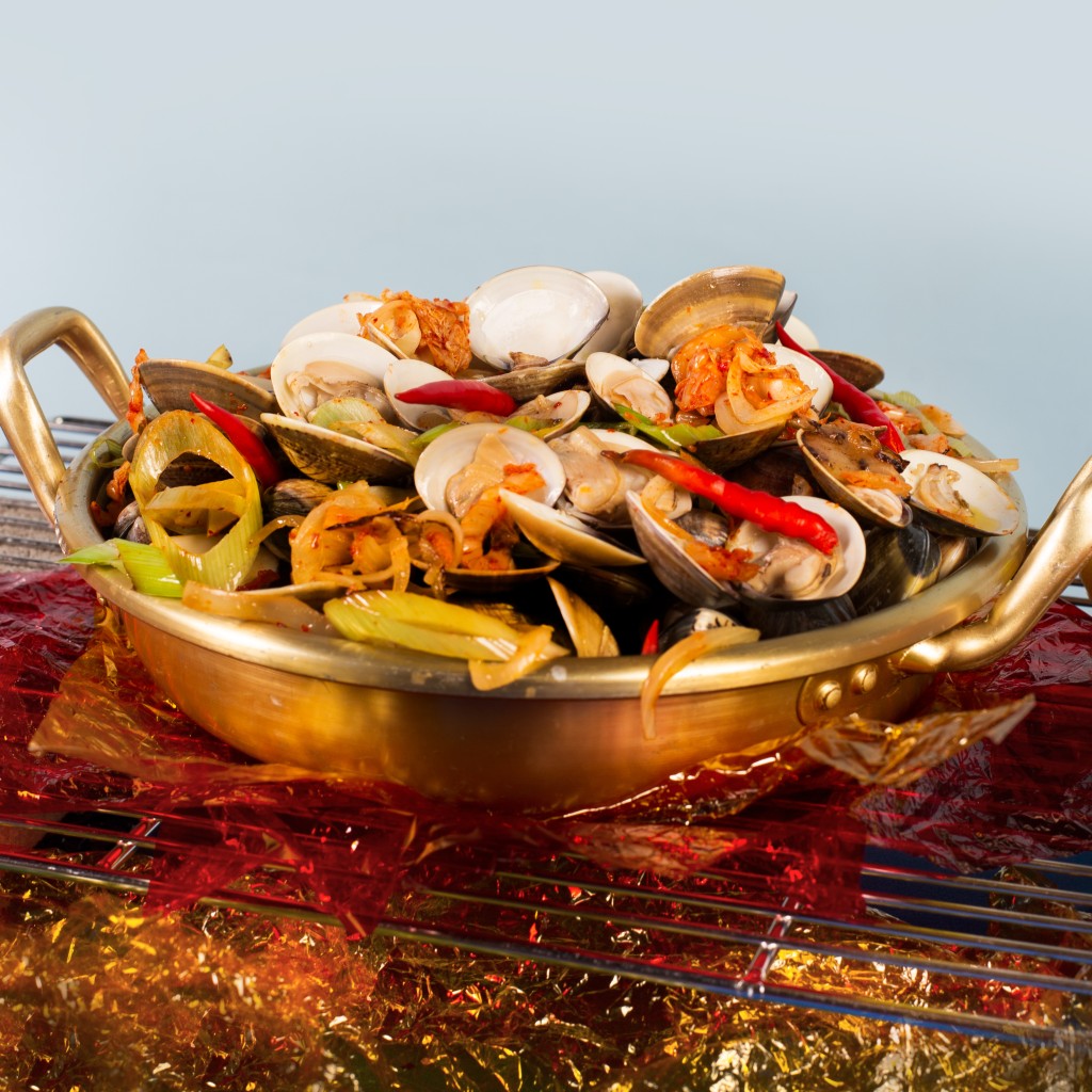 自助餐提供多元風味海鮮菜。