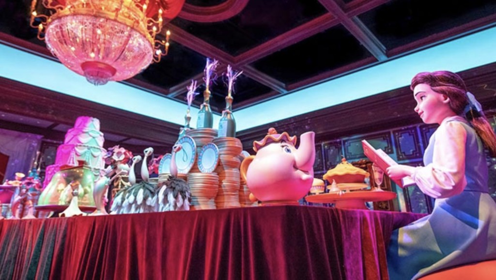 遊客坐在搖擺旋轉的杯狀遊樂設施上觀賞《美女與野獸》著名場景。 tokyodisneyresort.jp 遊客坐在搖擺旋轉的杯狀遊樂設施上觀賞《美女與野獸》著名場景。 tokyodisneyresort.jp