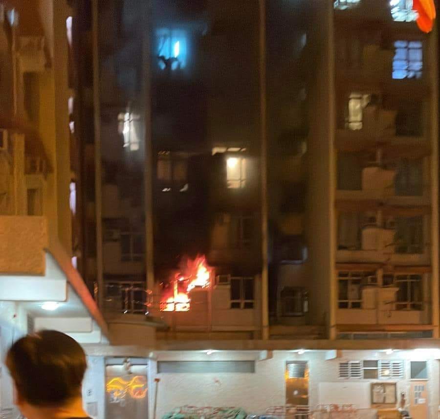 藍田平田邨平旺樓1樓一個單位內，懷疑因按摩椅短路起火，湧出大量濃煙。網上圖片