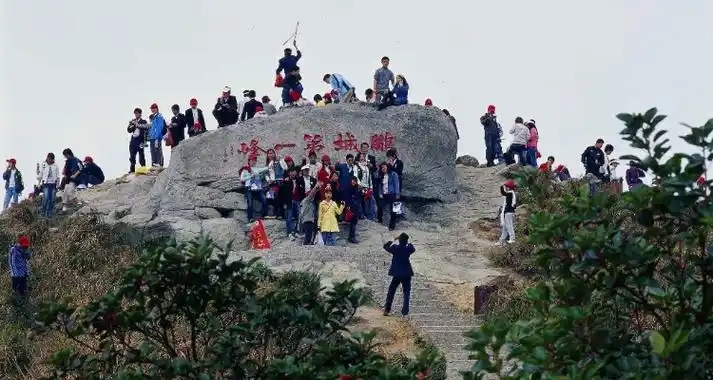 深圳梧桐山「鹏城第一峰」巨石是打卡热点。