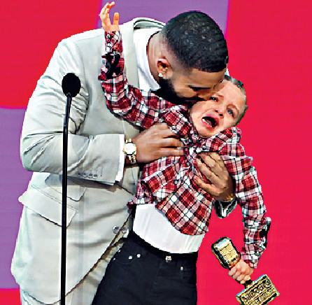 ■Drake帶兒子上台領獎,可惜囝囝扭計。