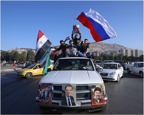 數以百計的敘利亞民眾上街支持獨裁總統巴沙爾。 AP  