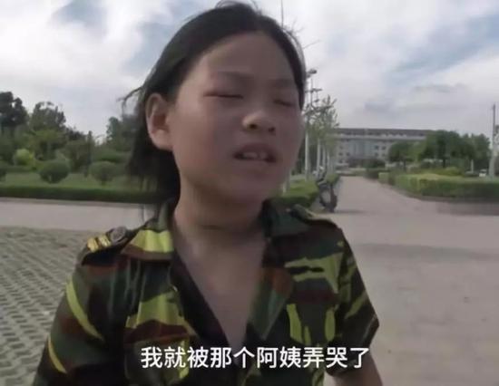 某舞蹈学校的小朋友在广场上练舞时被大妈赶并大骂。