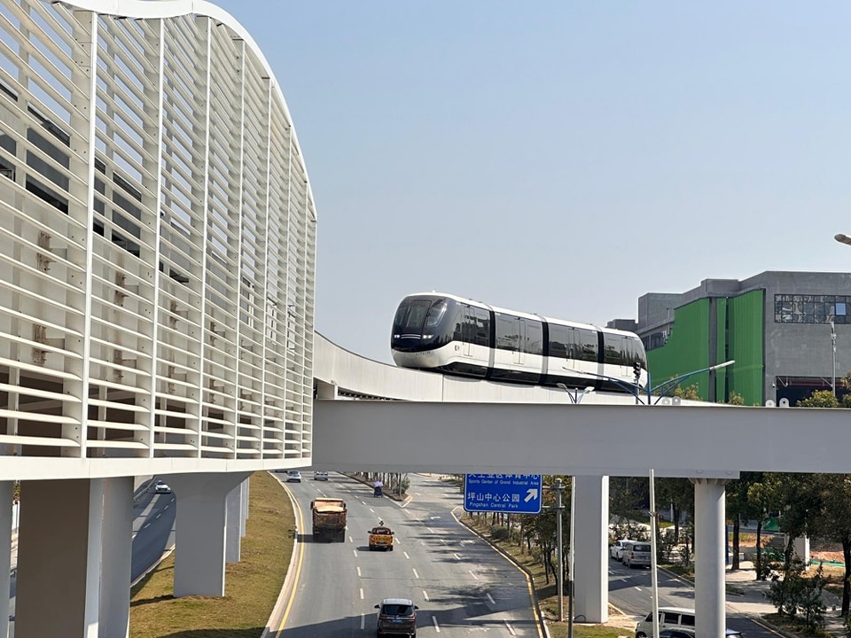 「雲巴」高架系統及車身都比較細小，可深入社區，或許適合香港使用。民建聯提供