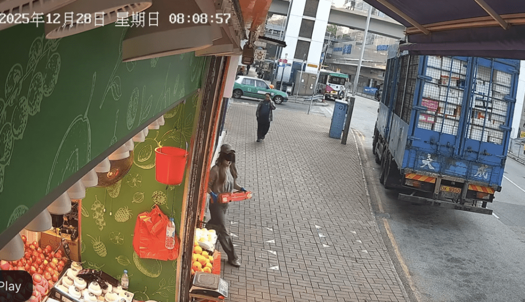 口罩男一度消失在鏡頭內。fb「新界地區生活連線」