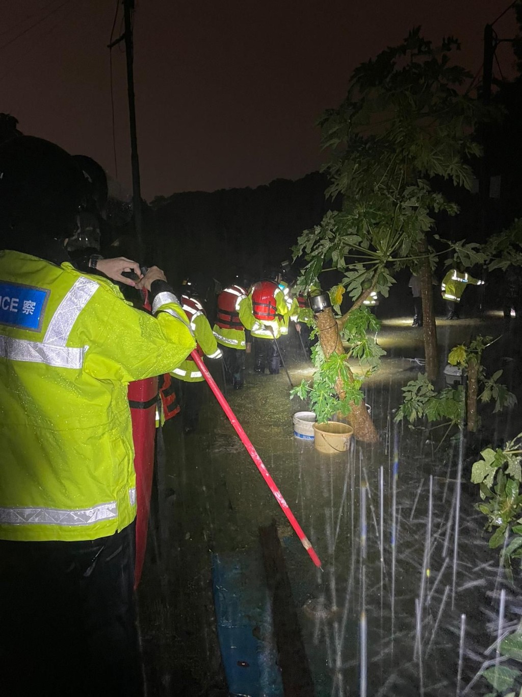 暴雨期间，警方及消防分别接获718及343宗与水浸相关求助。警方FB