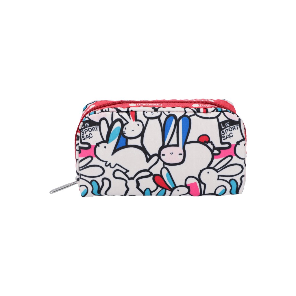 长方形化妆袋/$200/LeSportsac。