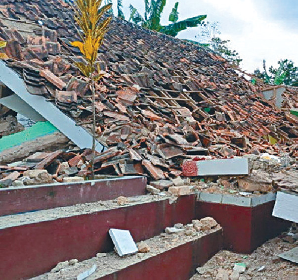 ■印尼西爪哇发生五点六级地震，大量建筑倒塌。

