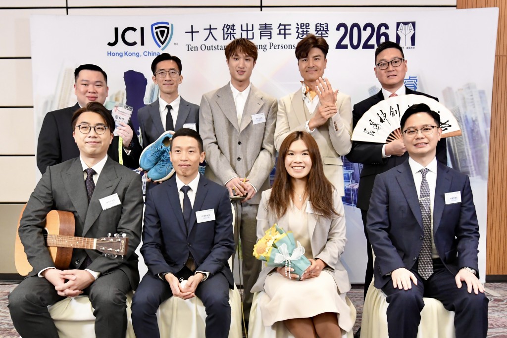 今届有9名杰青得主,分别是龙允生(后排左一)、杨锐湘(后排左二)、蔡俊彦(后排中)、陈效民(后排右二)、曹之胤(后排右一)、钟敬文(前排左一)、何泽尧(前排左二)、林珮盈(前排右二)及林荣杰(前排右一)。杨骏尧摄 今届有9名杰青得主,分别是龙允生(后排左一)、杨锐湘(后排左二)、蔡俊彦(后排中)、陈效民(后排右二)、曹之胤(后排右一)、钟敬文(前排左一)、何泽尧(前排左二)、林珮盈(前排右二)及林荣杰(前排右一)。杨骏尧摄