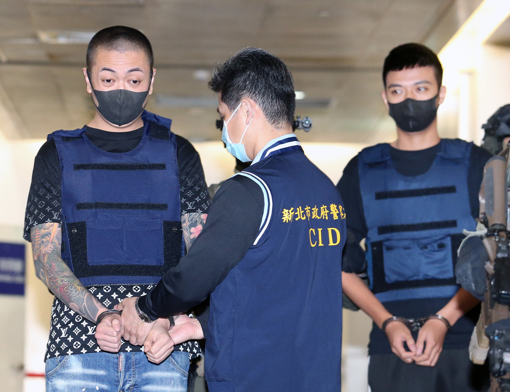 台灣警方押解「鯨魚」和他一名「小弟」回台灣。　中時新聞網