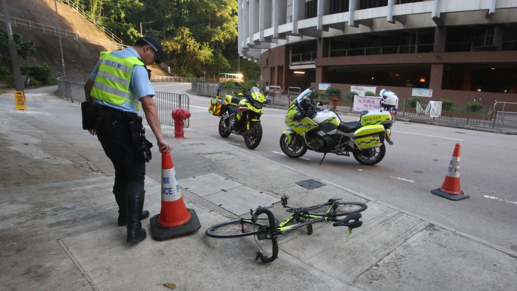 葵涌過路婦遭單車少年撞倒 昏迷送院救治