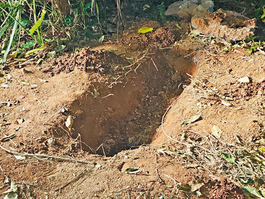 死者張毅強被埋於山坡,警員掘出屍體後仍未將沙泥填平。