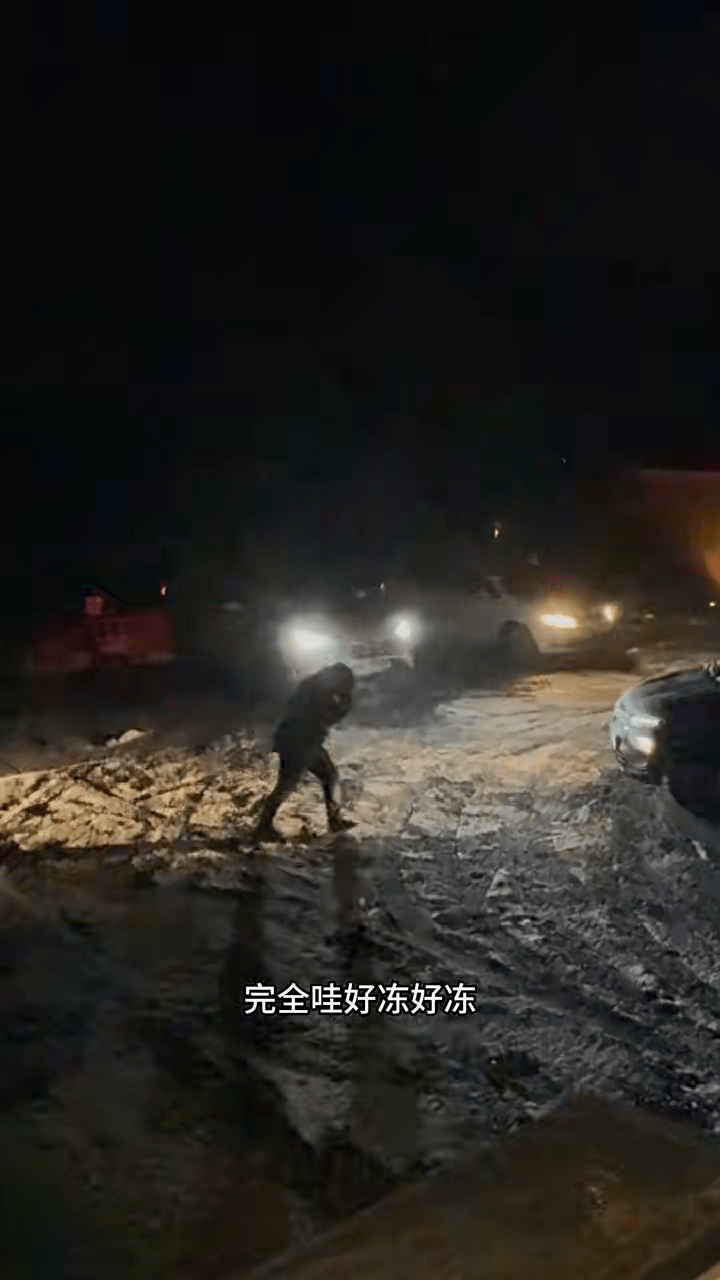 天黑時更看到刮起強勁的暴風，車子的車頭及擋風玻璃都有冰雪。