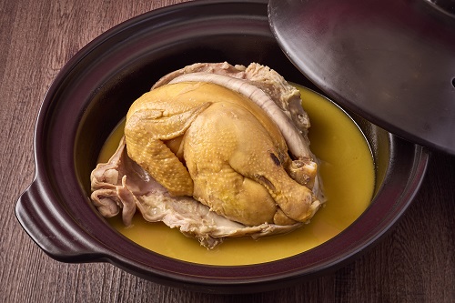 胡椒鮮肚包雞（細$688；大$1,288）製作需時的傳統手工菜，需要預訂。