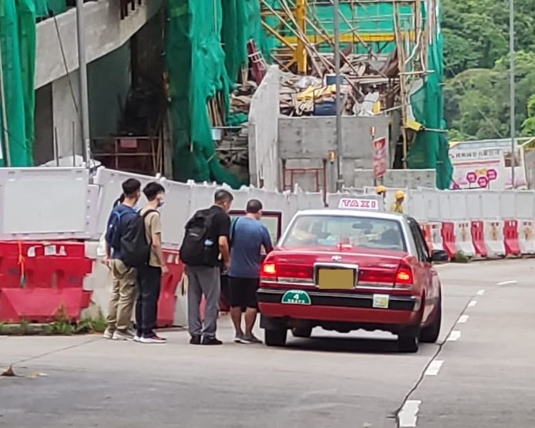 一行5人乘的士離開。梁國峰攝