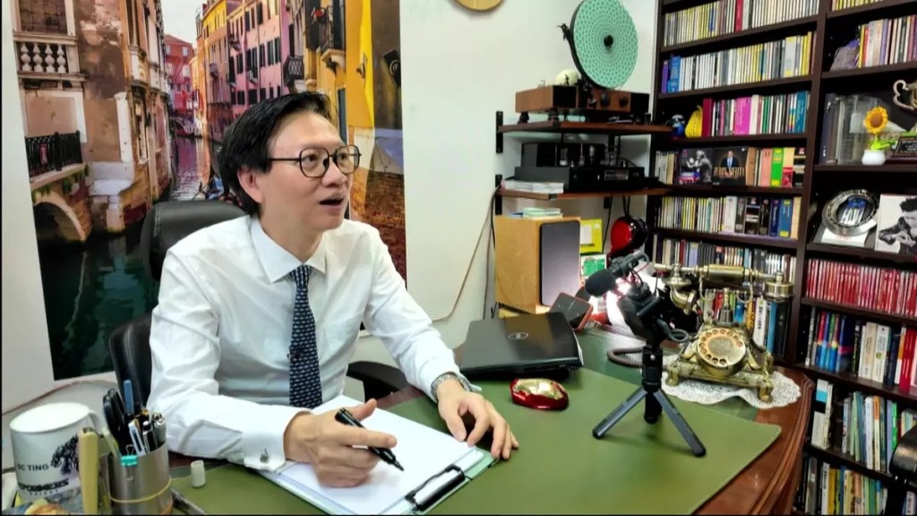丁医生认为精神科医护必须内心强大，代入病人处境。
