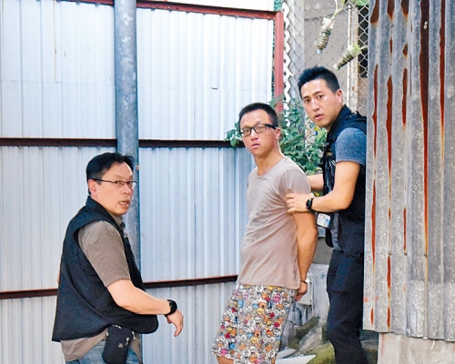 男被告蕭國偉(中)案發後被拘捕。