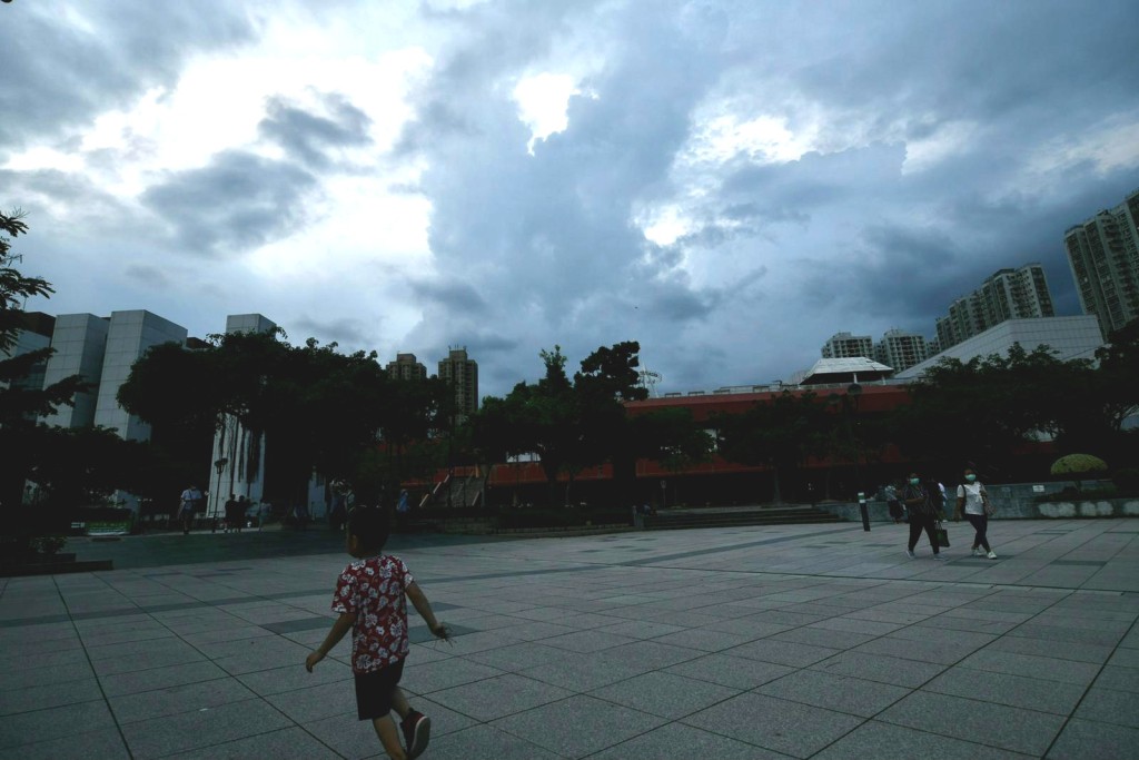 本港預測大致多雲，間中有驟雨及幾陣狂風雷暴。