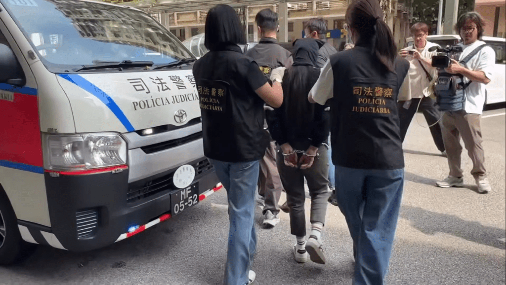 兩名被捕香港男女為情侶關係,分別68及59歲。FB:司警教室 兩名被捕香港男女為情侶關係,分別68及59歲。FB:司警教室