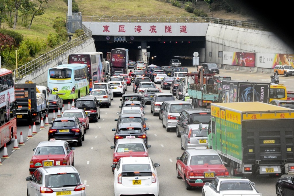 運輸署緊急事故交通協調中心今日由上午6時30分起，密切監察交通及公共運輸服務情況，指較平日繁忙，但大致正常。  資料圖片​