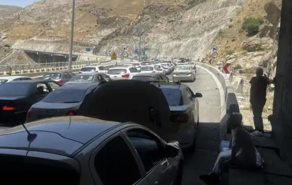 逃離德黑蘭的車輛塞在路上動彈不得。 南方都市報