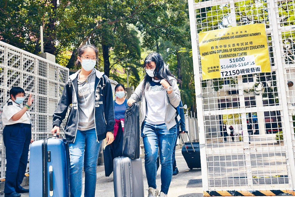 ■后备试场之一的可艺中学，昨接收五十多名由天主教崇德英文书院「转场」的考生。