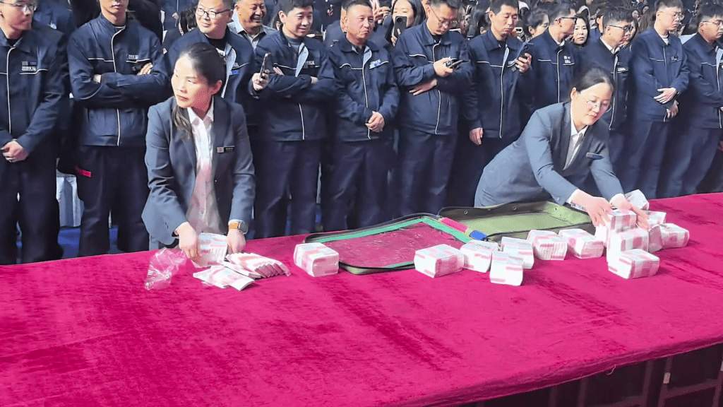 工作人员开始将6000万现金铺在桌面。 工作人员开始将6000万现金铺在桌面。