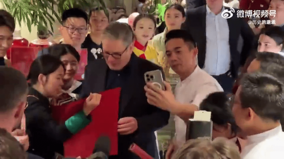 施紀賢在北京三里屯門店用餐後、與店員合影留念的影片。 微博 施紀賢在北京三里屯門店用餐後、與店員合影留念的影片。 微博