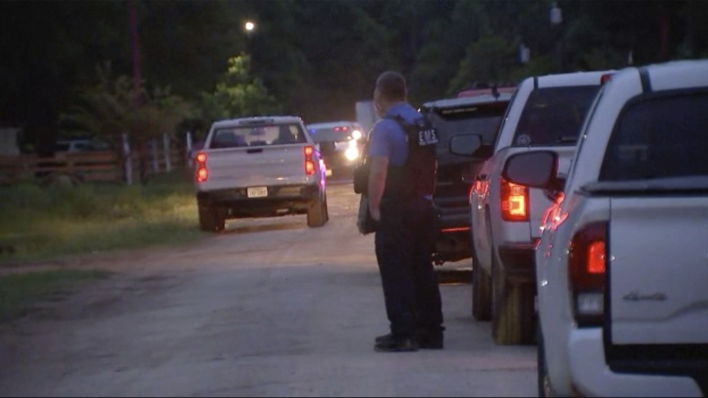 德州男子不满深夜开枪被邻居投诉扰民而射杀5名邻居，警员到场调查。 美联社