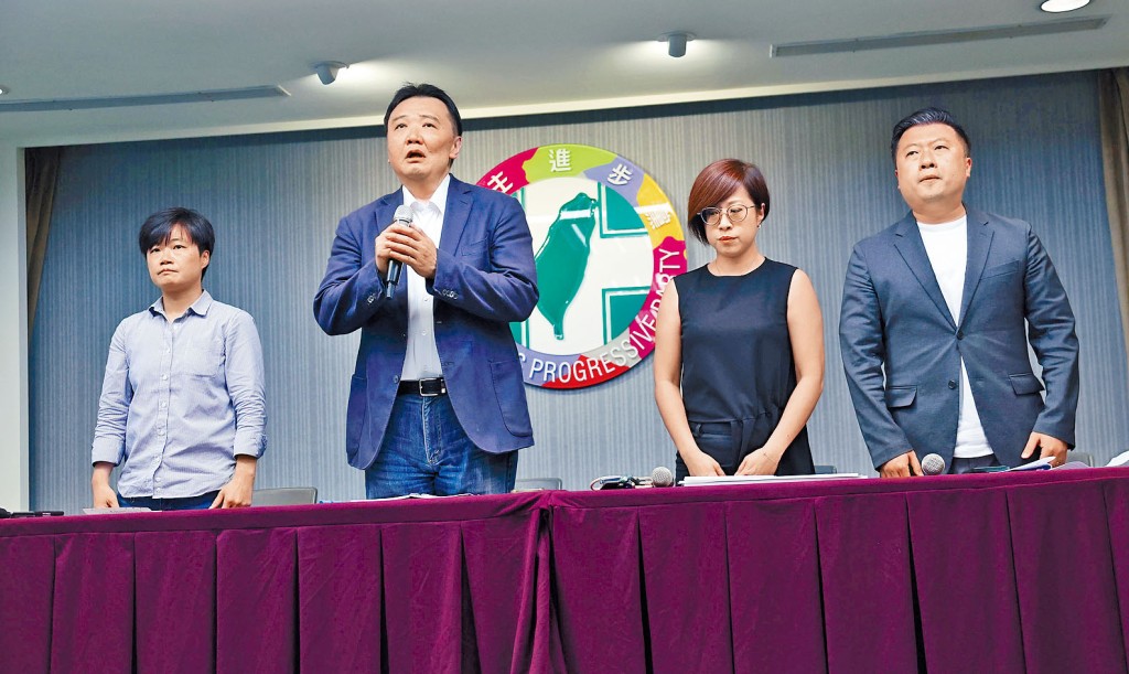 民進黨秘書長許立明(左2)昨召開記者會道歉。