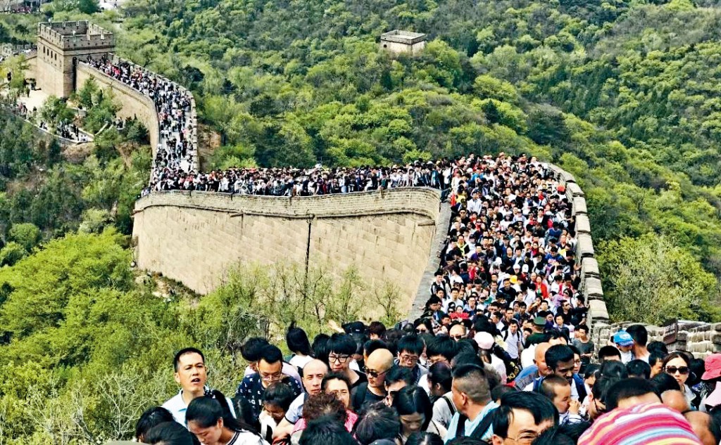 北京八達嶺長城節假日遊客眾多。
