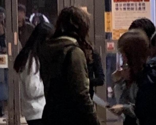 一名男子竟男扮女装在女生宿舍内偷拍。网图