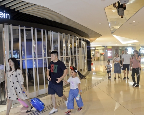 Yoho Mall商場部分店鋪落閘。資料圖片