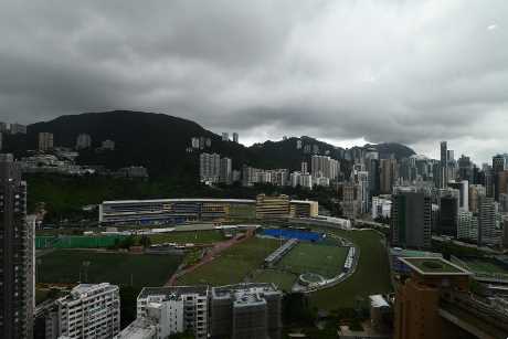 客廳可俯瞰馬場全景，景觀開揚。