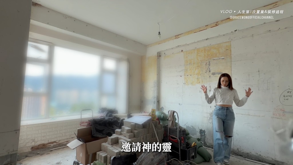 王君馨曾獨自一人在新居內虔誠禱告了一整天。 王君馨曾獨自一人在新居內虔誠禱告了一整天。