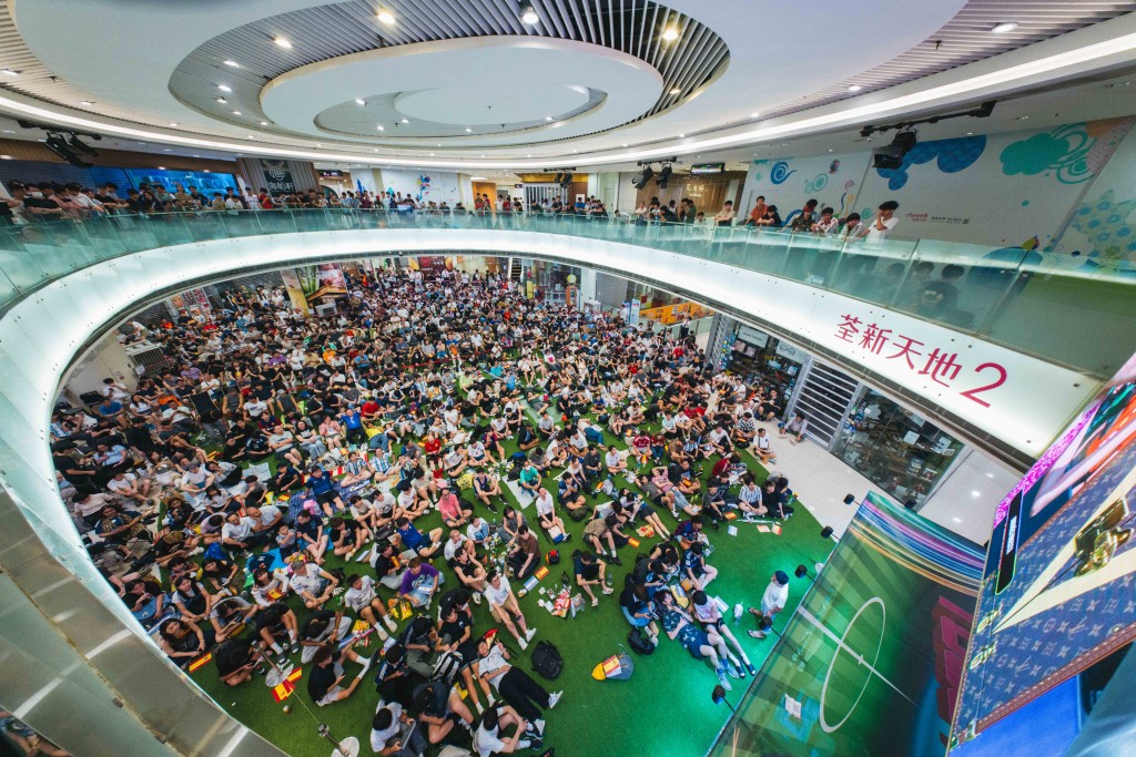 荃新天地都聚集了逾800名球迷為心水球隊打氣,全城投入終極一戰。 荃新天地都聚集了逾800名球迷為心水球隊打氣,全城投入終極一戰。