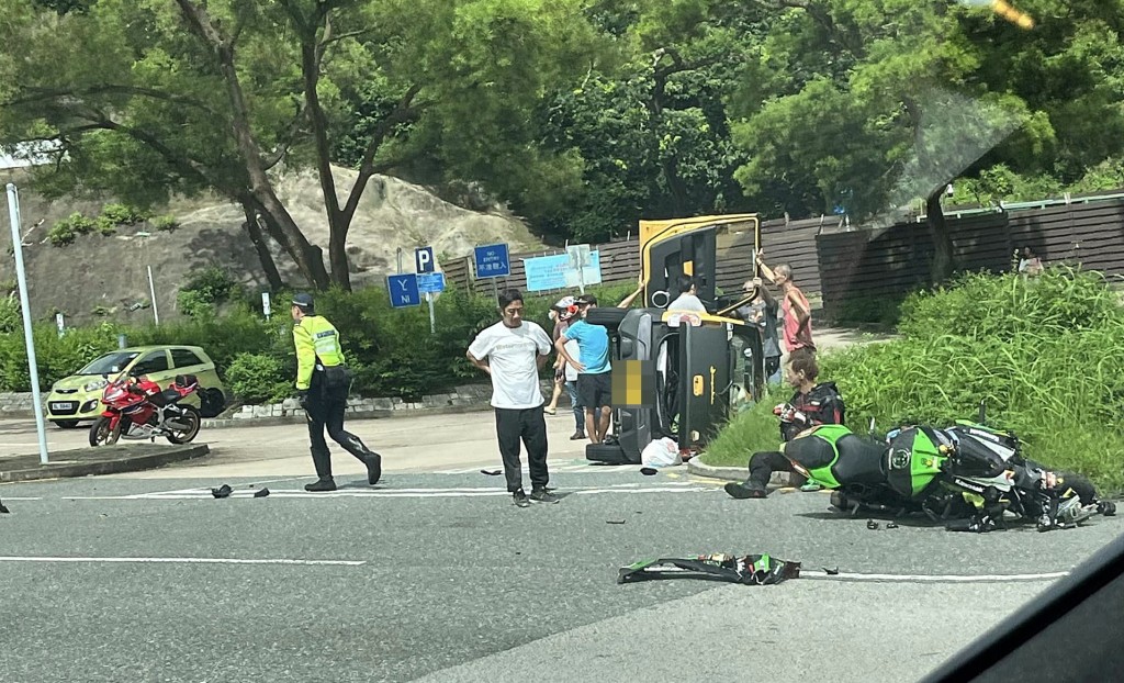 大埔道發生電單車與私家車相撞意外。fb： 車cam L（香港群組）