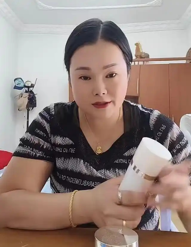 網紅「巧手花藝」是製作花藝作品的博主。