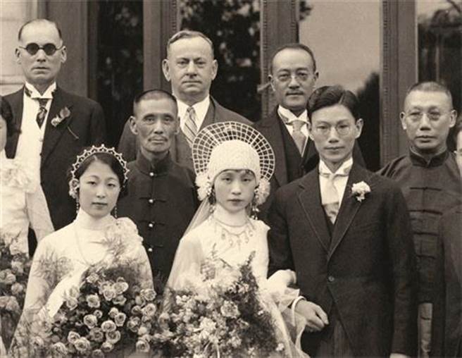 嚴幼韻（前排左二）和第一任丈夫楊光泩（前排右二）大婚的照片。網上圖片