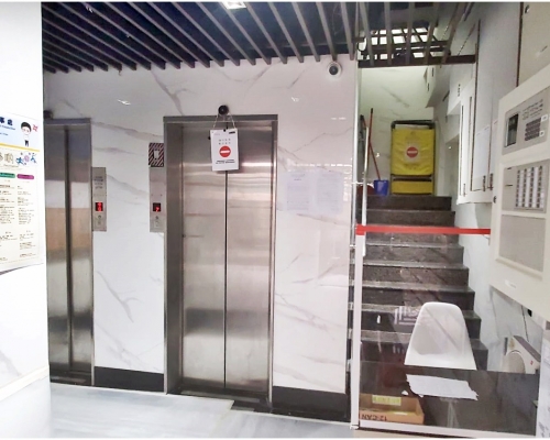 大廈其中一部升降機早上發生急降意外。