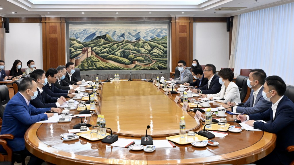 陳茂波(右四)與國家發展和改革委員會副主任叢亮(左三)會面。