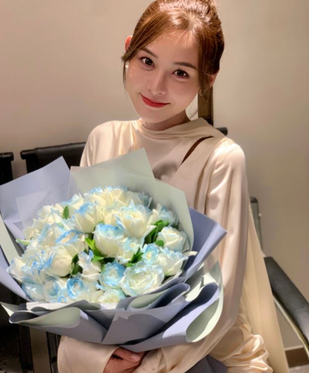 网友指一看便知长发索女是张颖颖。
