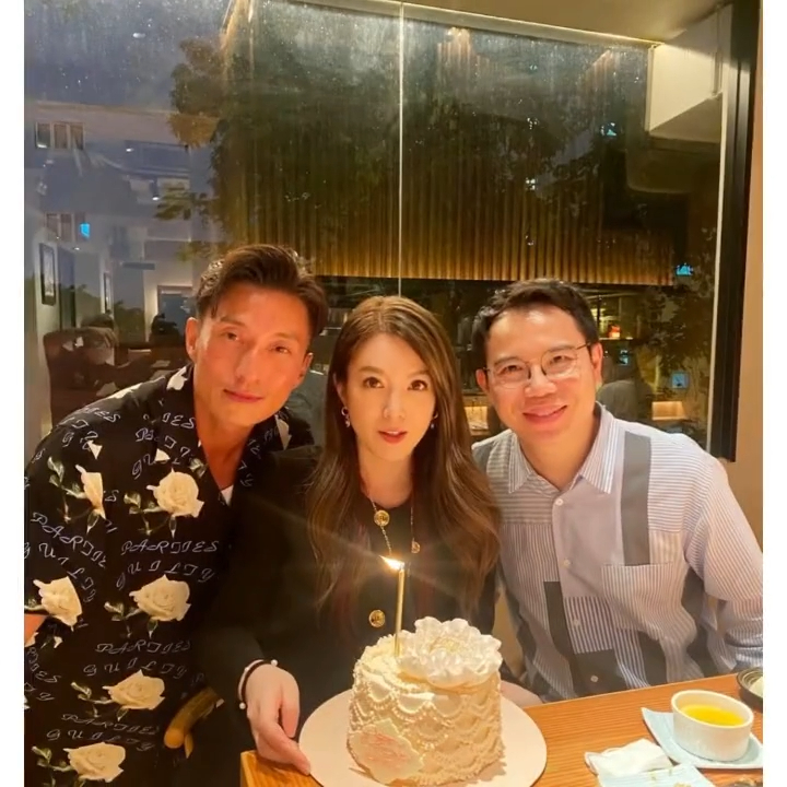 苟姑娘連日於社交網上載跟友人慶祝的合照。