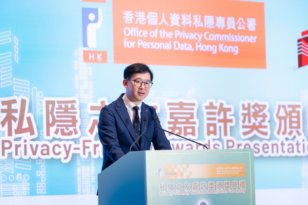 政制及內地事務局副局長胡健民於頒獎典禮中擔任主禮嘉賓並致開幕辭。 政制及內地事務局副局長胡健民於頒獎典禮中擔任主禮嘉賓並致開幕辭。