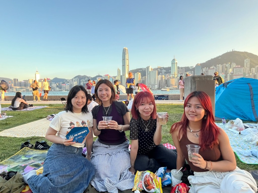 Fish(左一)、Yannis(左二)、Stacy(右二)和Pola(右一)相約到西九野餐。 Fish(左一)、Yannis(左二)、Stacy(右二)和Pola(右一)相約到西九野餐。
