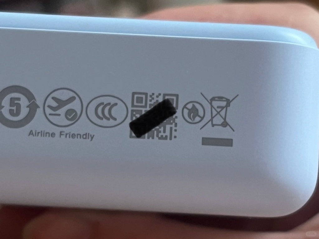 新标志的旁边，会增加一个可供追溯产品来源的二维码（QR Code）。 （小红书图片）