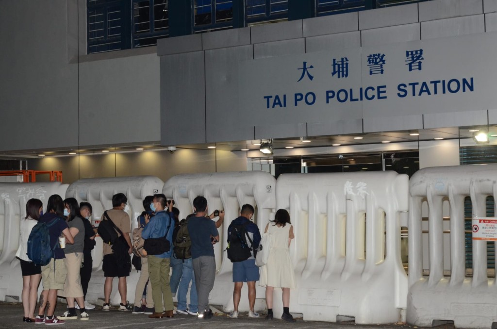 大批人在警署外等候蔡玉玲。