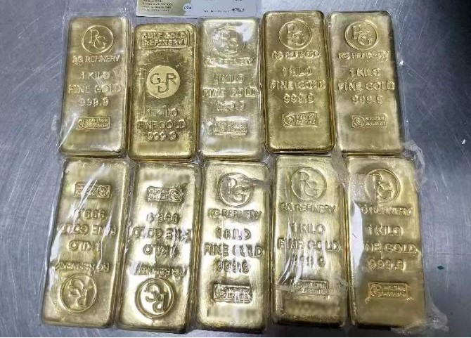 司機被發現腰部私藏10公斤黃金，企圖走私入深圳。深圳海關